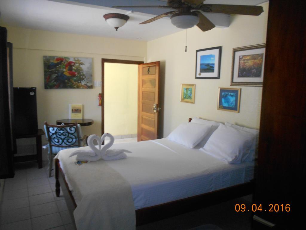 Alan'S Paradise Hotel Placencia Kültér fotó